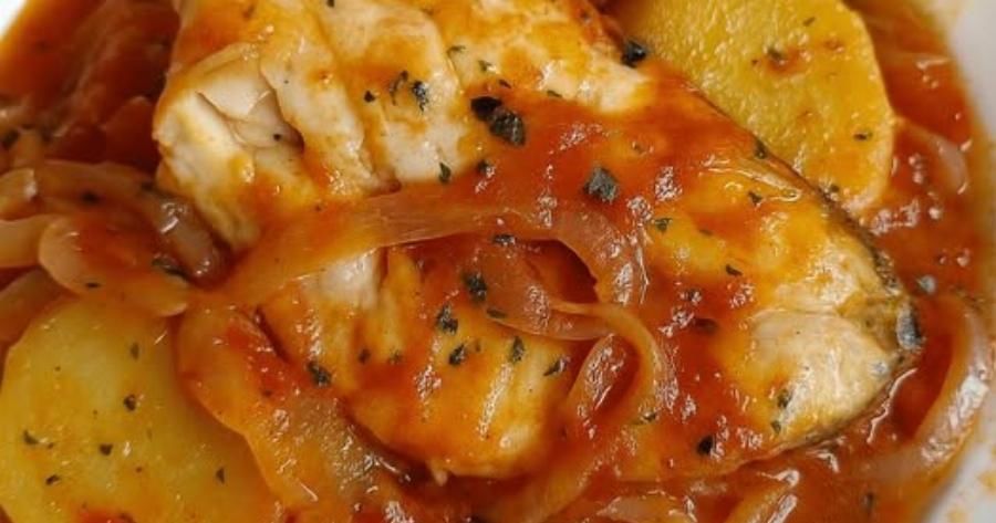 Ψάρι πλακί στο φούρνο που λιώνει – το μυστικό είναι στα κρεμμύδια