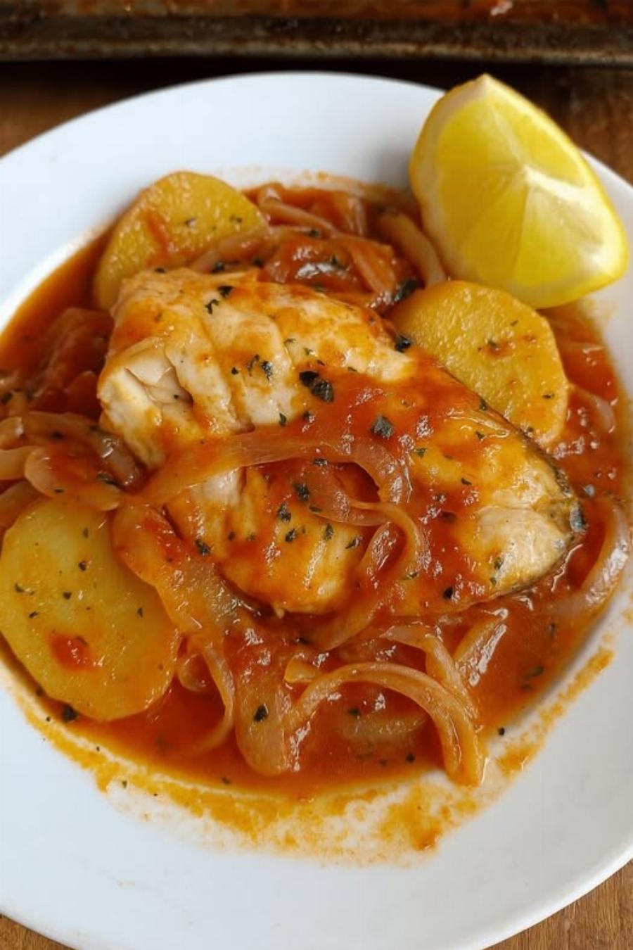 Ψάρι πλακί στο φούρνο που λιώνει – το μυστικό είναι στα κρεμμύδια