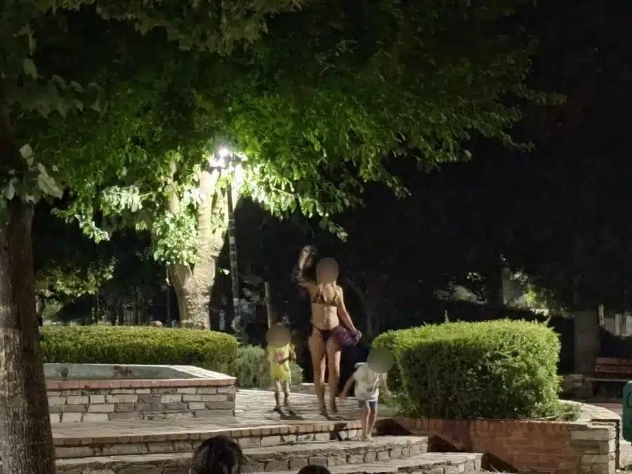 Σάλoς σε πασίγνωστη ελληνική πόλη: Μητέρα έβγαλε τα ρούχα της και βούτηξε με τα παιδιά της σε σιντριβάνι πάρκου – ΠαpέμBασn της αστυνομίας