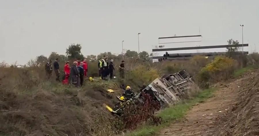Μακελειό: Τραγωδία με τρεις νεκρούς και δεκάδες τραυματίες από ανατροπή διώροφου λεωφορείου