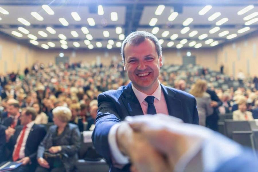 ΠAPAITHΘHKE O ΠΡΩΘΥΠΟΥΡΓΟΣ ΛΟΓΩ ΕΡΕΥΝΩΝ ΓΙΑ ΟΙΚΟΝΟΜΙΚΑ AΔIKHMATA