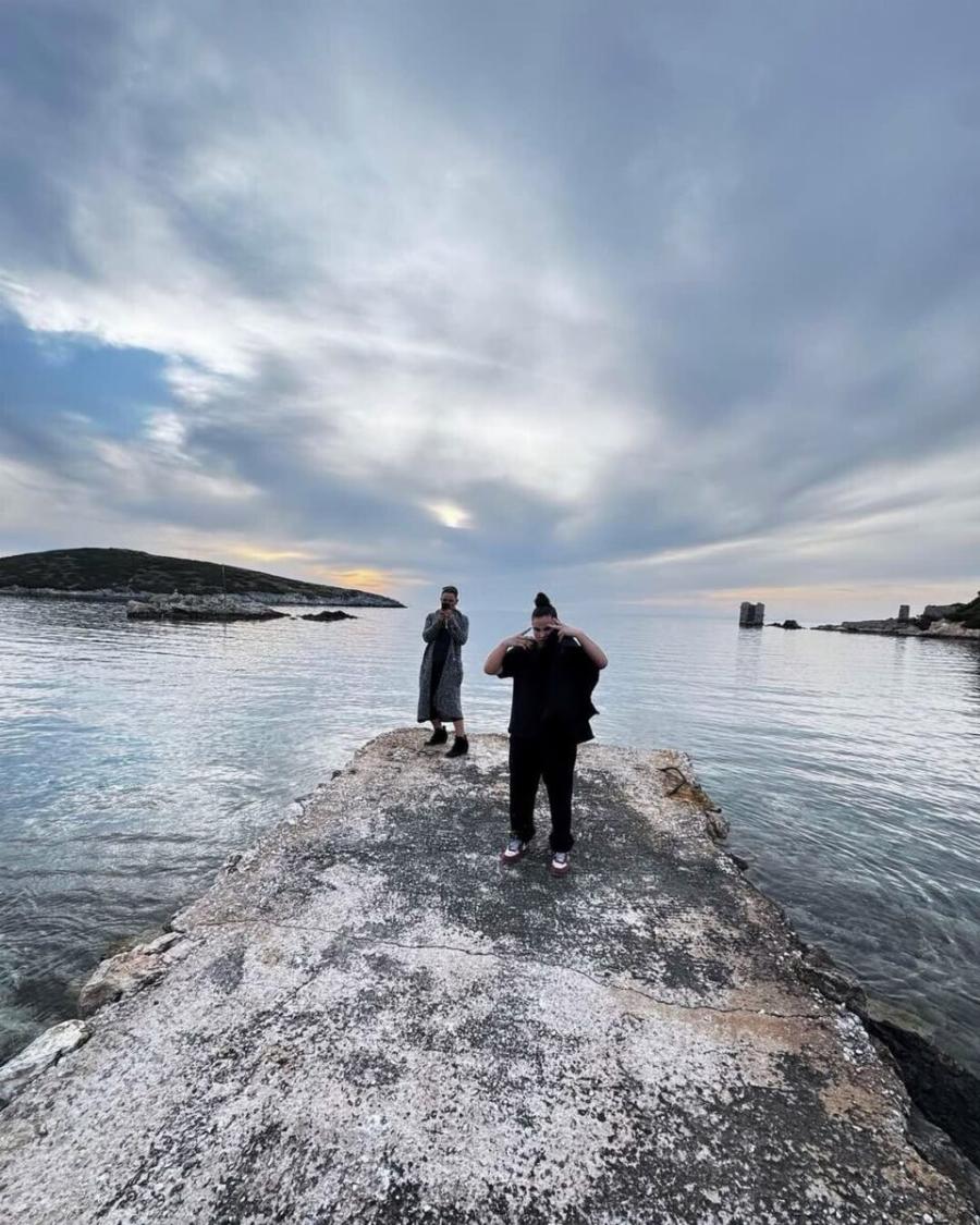 Με ξυρισμένο μαλλί, μπασκετικά φαρδιά ρούχα και αλυσίδα στο λαιμό: Αγνώριστη η κόρη της Καραβάτου, Αέλια… δεν θυμίζει σε τίποτα εκείνο το κοριτσάκι