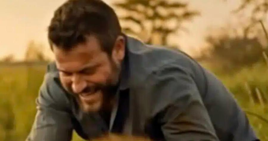 Ένας άντρας έσωσε ένα λιοντάρι από το ποτάμι, αλλά όταν έφτασαν στην όχθη, το λιοντάρι έκανε κάτι απροσδόκητο