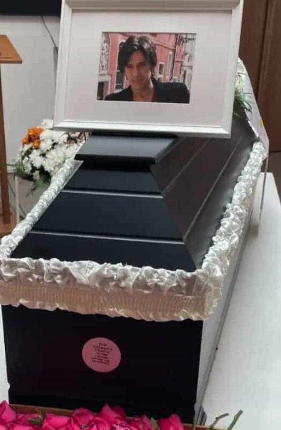 Απαρηγόρητη στο αποτεφρωτήριο Ριτσώνας η Μπέτυ Αρβανίτη – Ο σπαραγμός στο τελευταίο αντίο στον γιο της