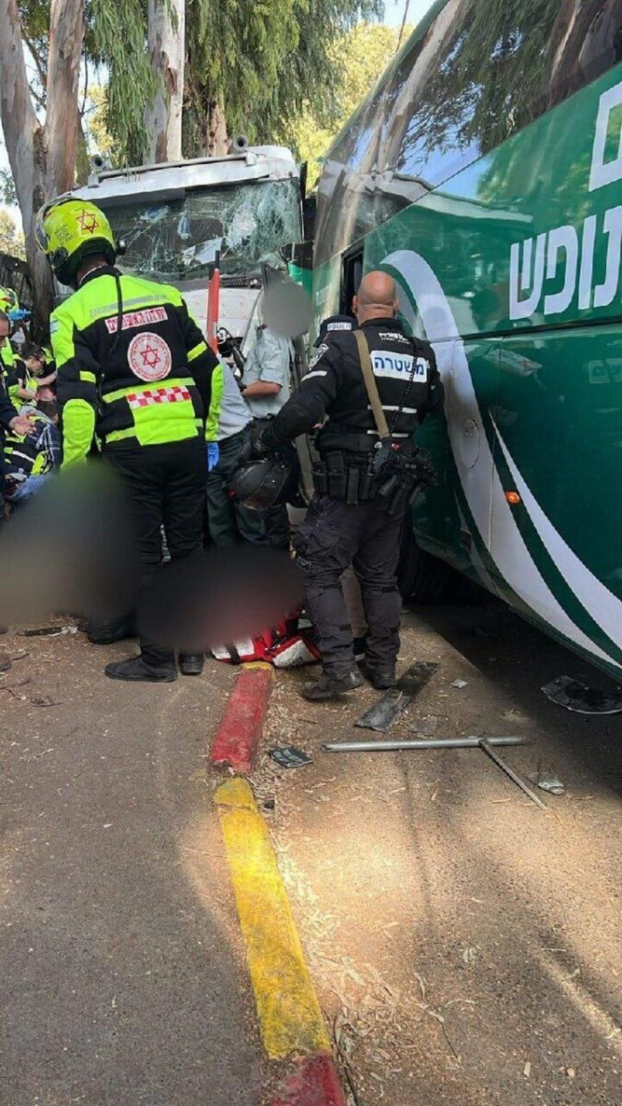 Φορτηγό έπεσε σε στάση λεωφορείου, γεμάτη κόσμο – Πανικoς, oυρλιαχτά και ασθενoφόρα στο σημείο