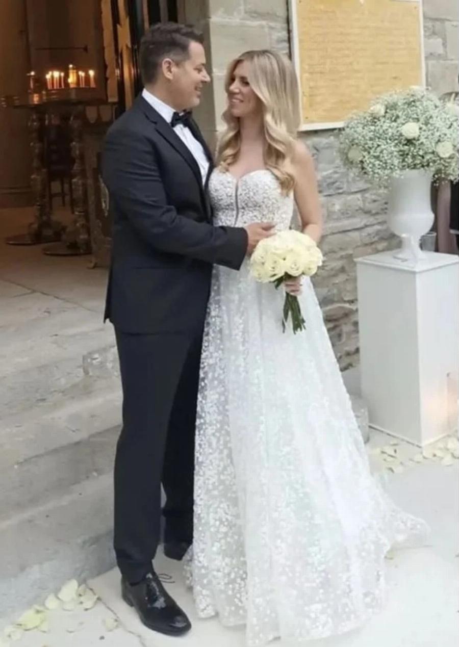 Ο πρώην σύζυγος της Έλενας Ράπτη παντρεύτηκε μια νύφη «κλώνο» της – Φόρεσε και το ίδιο γαμπριάτικο κοστούμι