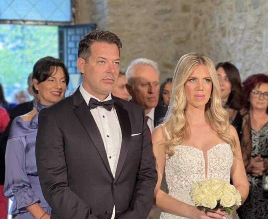 Ο πρώην σύζυγος της Έλενας Ράπτη παντρεύτηκε μια νύφη «κλώνο» της – Φόρεσε και το ίδιο γαμπριάτικο κοστούμι