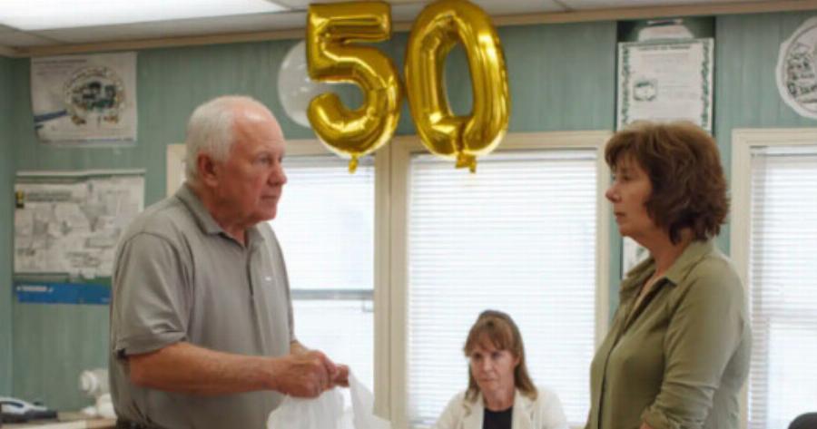 Την ημέρα του διαζυγίου της, μετά από 50 χρόνια γάμου, ο σύζυγός της τής έδωσε ένα πακέτο και είπε: «Άνοιξέ το σε έναν χρόνο». Όταν το άνοιξε, έμεινε άφωνη…