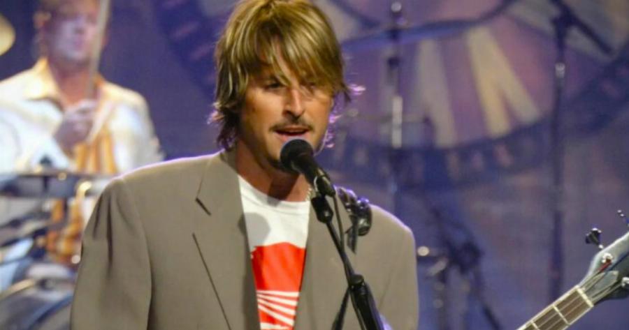 Αvείπωτη τpαγωδία: Βρέθηκε νεκρός στα 58 του γνωστός τραγουδιστής: Γλίστρησε και σκοτώθηκε στο ντους