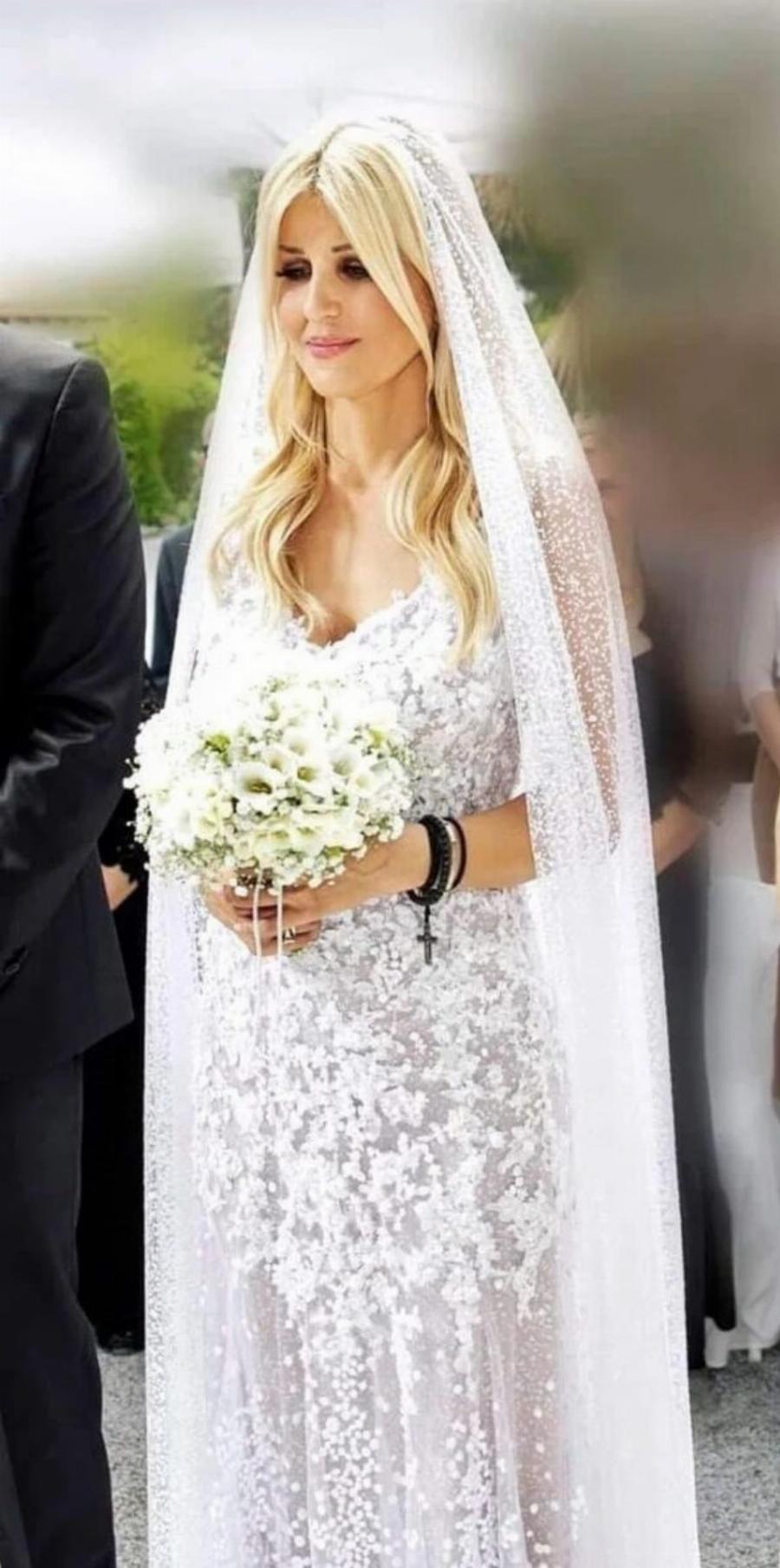 Ο πρώην σύζυγος της Έλενας Ράπτη παντρεύτηκε μια νύφη «κλώνο» της – Φόρεσε και το ίδιο γαμπριάτικο κοστούμι