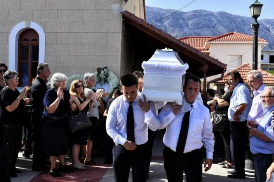 «Σπάραξε» όλο το Ξυλόκαστρο για τους 2 φίλους στη κηδεία τους – Ξεψύχησαν ο ένας δίπλα στον άλλον και κηδεύονται μαζί