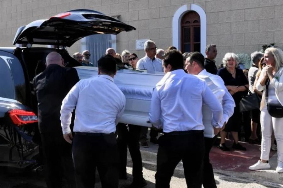 «Σπάραξε» όλο το Ξυλόκαστρο για τους 2 φίλους στη κηδεία τους – Ξεψύχησαν ο ένας δίπλα στον άλλον και κηδεύονται μαζί