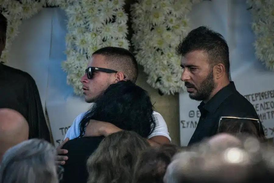 «Σπάραξε» όλο το Ξυλόκαστρο για τους 2 φίλους στη κηδεία τους – Ξεψύχησαν ο ένας δίπλα στον άλλον και κηδεύονται μαζί