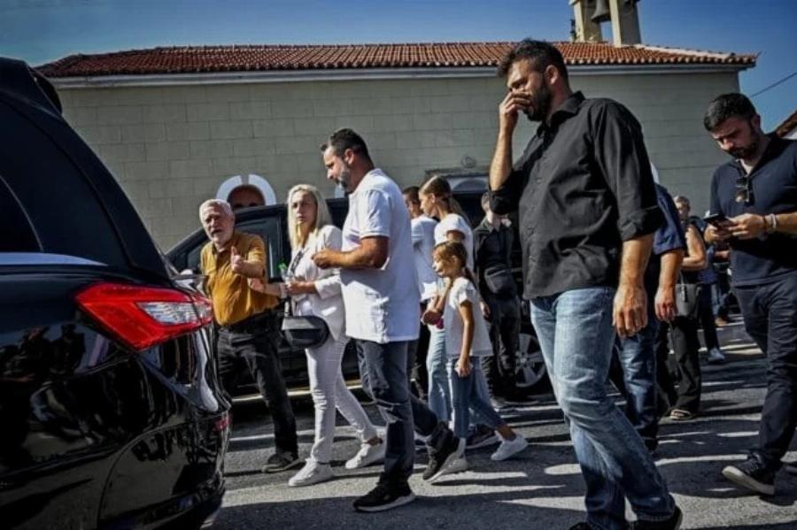 «Σπάραξε» όλο το Ξυλόκαστρο για τους 2 φίλους στη κηδεία τους – Ξεψύχησαν ο ένας δίπλα στον άλλον και κηδεύονται μαζί