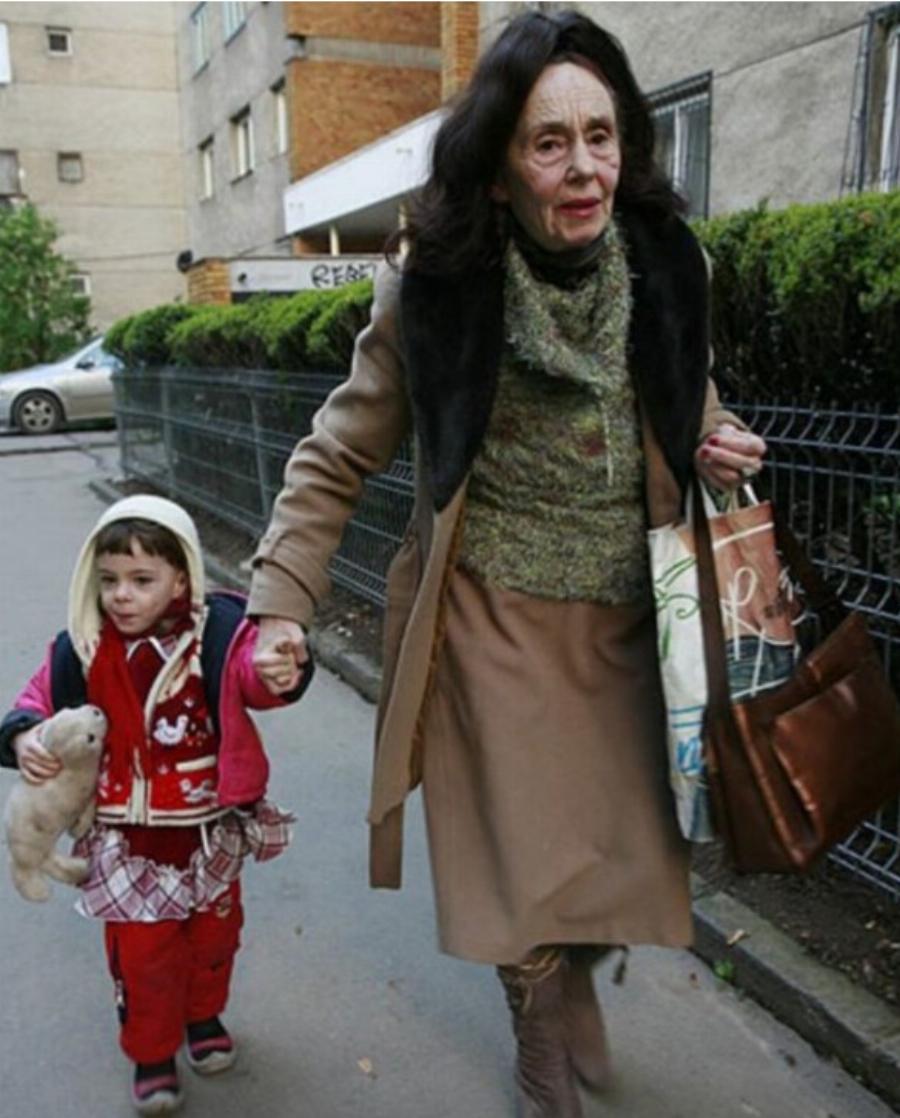 Αυτή η μοιραία απόφαση άξιζε τον κόπο: πώς φαίνεται σήμερα το κορίτσι που γεννήθηκε από μια 66χρονη μητέρα