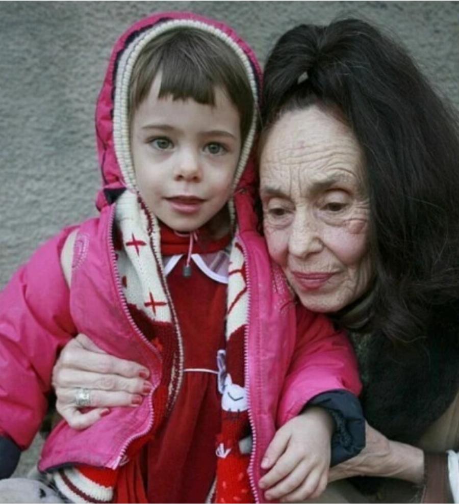 Αυτή η μοιραία απόφαση άξιζε τον κόπο: πώς φαίνεται σήμερα το κορίτσι που γεννήθηκε από μια 66χρονη μητέρα