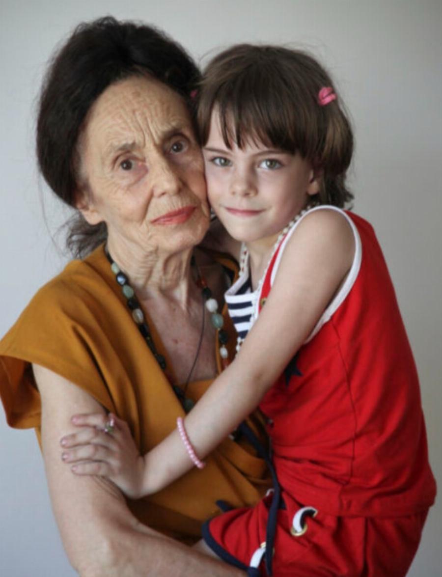 Αυτή η μοιραία απόφαση άξιζε τον κόπο: πώς φαίνεται σήμερα το κορίτσι που γεννήθηκε από μια 66χρονη μητέρα