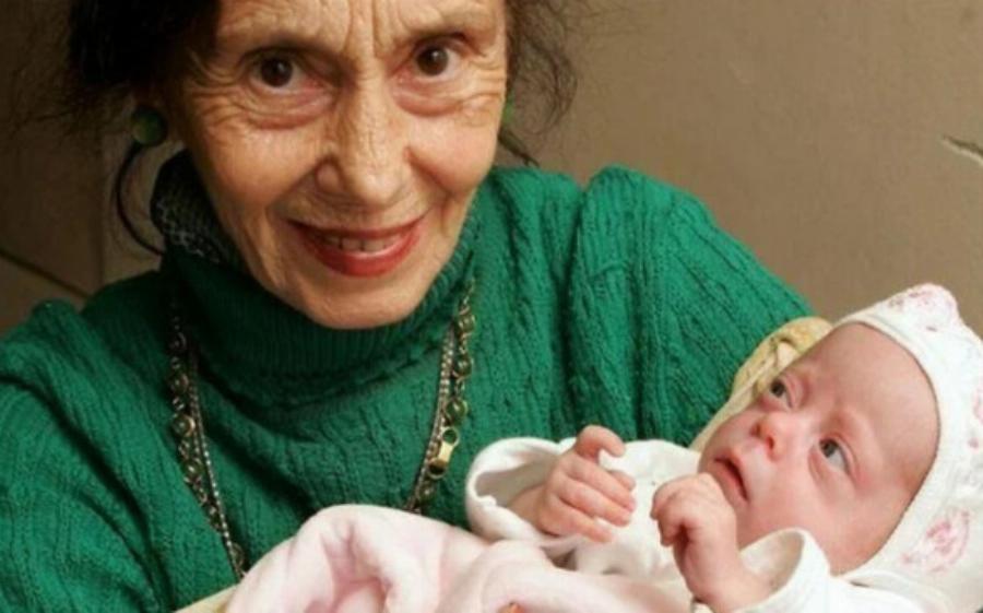 Αυτή η μοιραία απόφαση άξιζε τον κόπο: πώς φαίνεται σήμερα το κορίτσι που γεννήθηκε από μια 66χρονη μητέρα