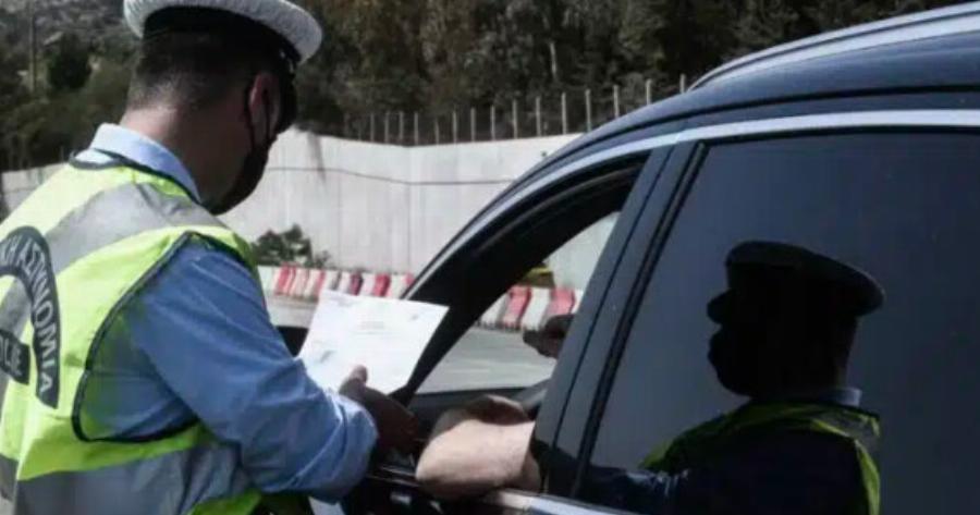 Γιατί οι αστυνομικοί αγγίζουν το αυτοκίνητο όταν κάνουν έλεγχο; Η απάντηση θα σας εκπλήξει