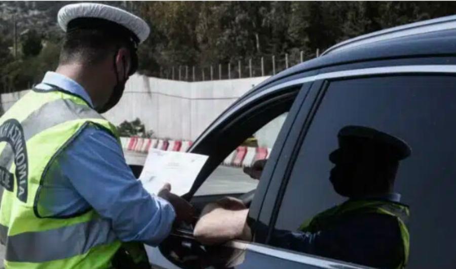 Γιατί οι αστυνομικοί αγγίζουν το αυτοκίνητο όταν κάνουν έλεγχο; Η απάντηση θα σας εκπλήξει