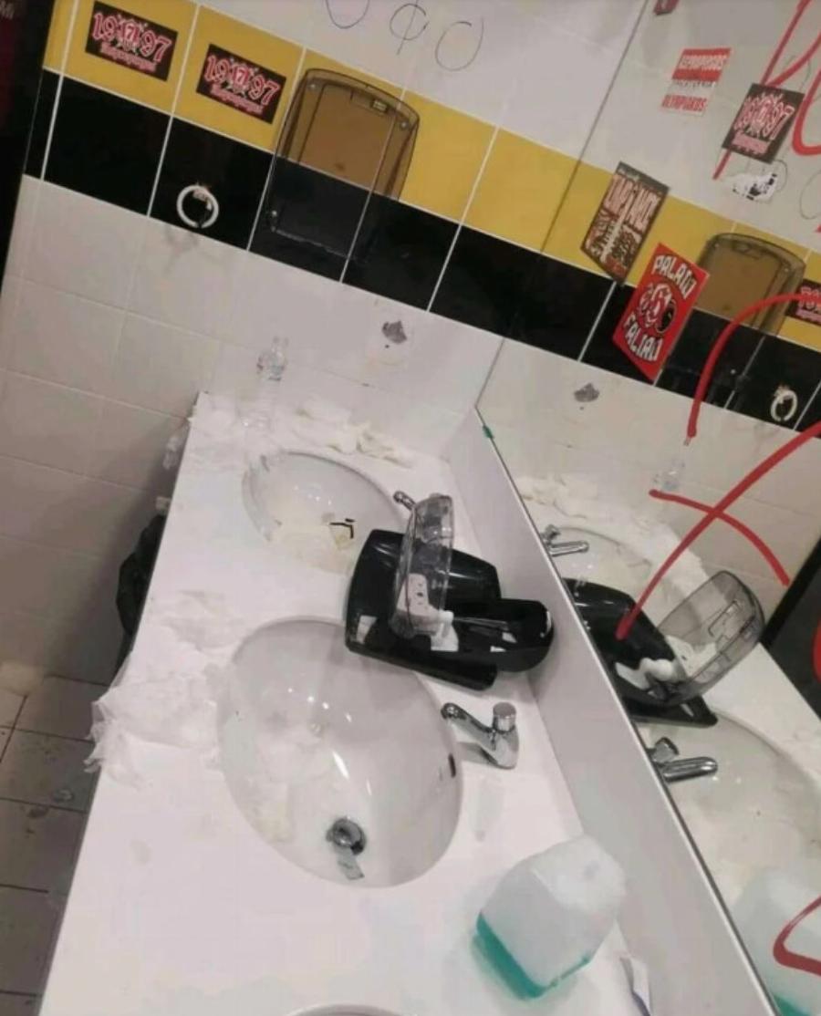 Κυκλοφορούν σε όλο τον πλανήτη: Εικόνες καταστροφής στην OPAP Arena μετά τον τελικό του Conference League