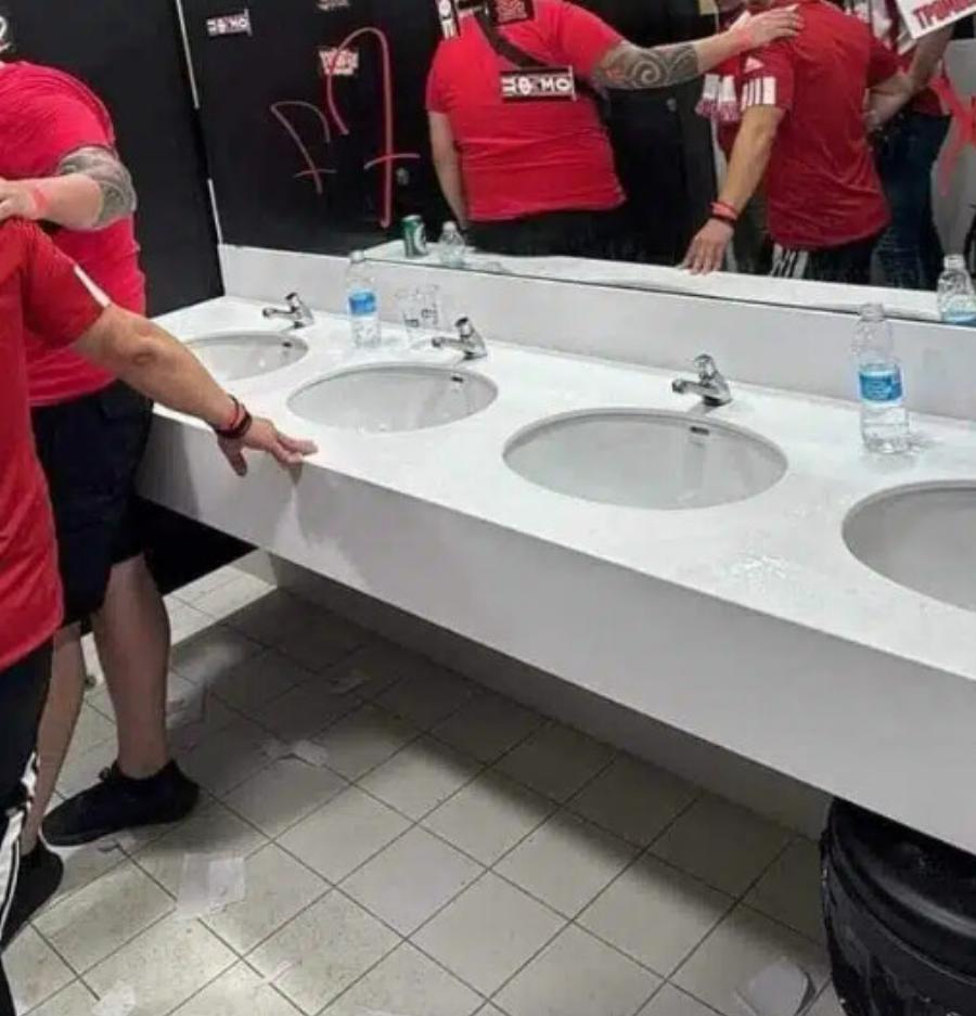 Κυκλοφορούν σε όλο τον πλανήτη: Εικόνες καταστροφής στην OPAP Arena μετά τον τελικό του Conference League