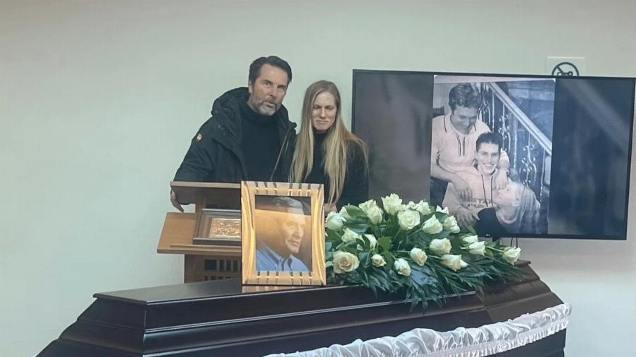 Έτσι αποχαιρέτησαν τον Αλμπέρτο Εσκενάζυ συγγενείς και φίλοι στο αποτεφρωτήριο Ριτσώνας