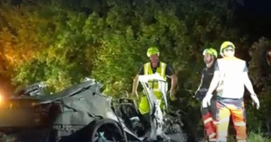 Πατέρας και τα δύο 9χρονα παιδιά του κάηκαν ζωντανοί σε μέσα σε ηλεκτρικό αυτοκίνητο γιατί μπλόκαραν οι πόρτες