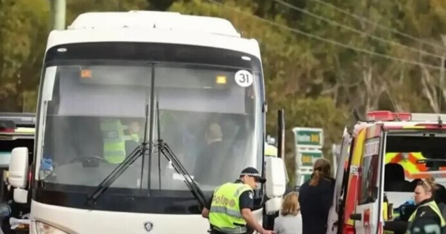 Σχολικό λεωφορείο με 28 μαθητές έχασε τη στροφή κι Avετpάπn – Nεκpo 1 παιδί και 10δες Tpαuματiες