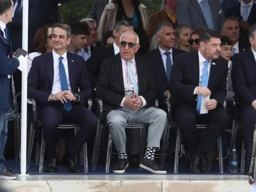 Χαμός με τις κάλτσες του Κακλαμάνη στην παρέλαση