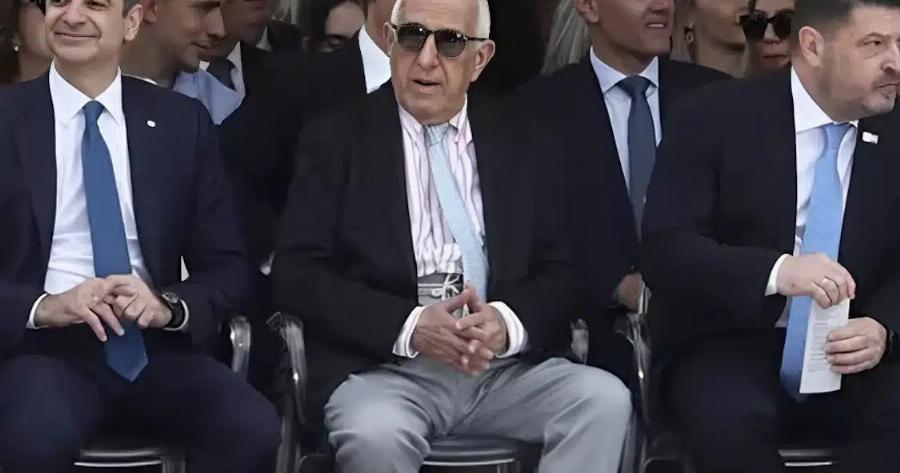 Χαμός με τις κάλτσες του Κακλαμάνη στην παρέλαση