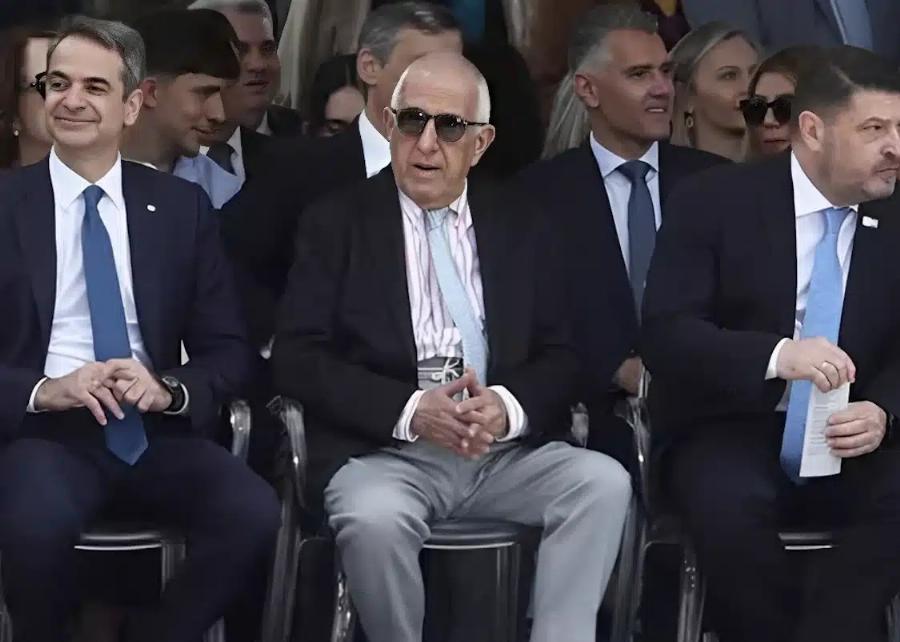 Χαμός με τις κάλτσες του Κακλαμάνη στην παρέλαση