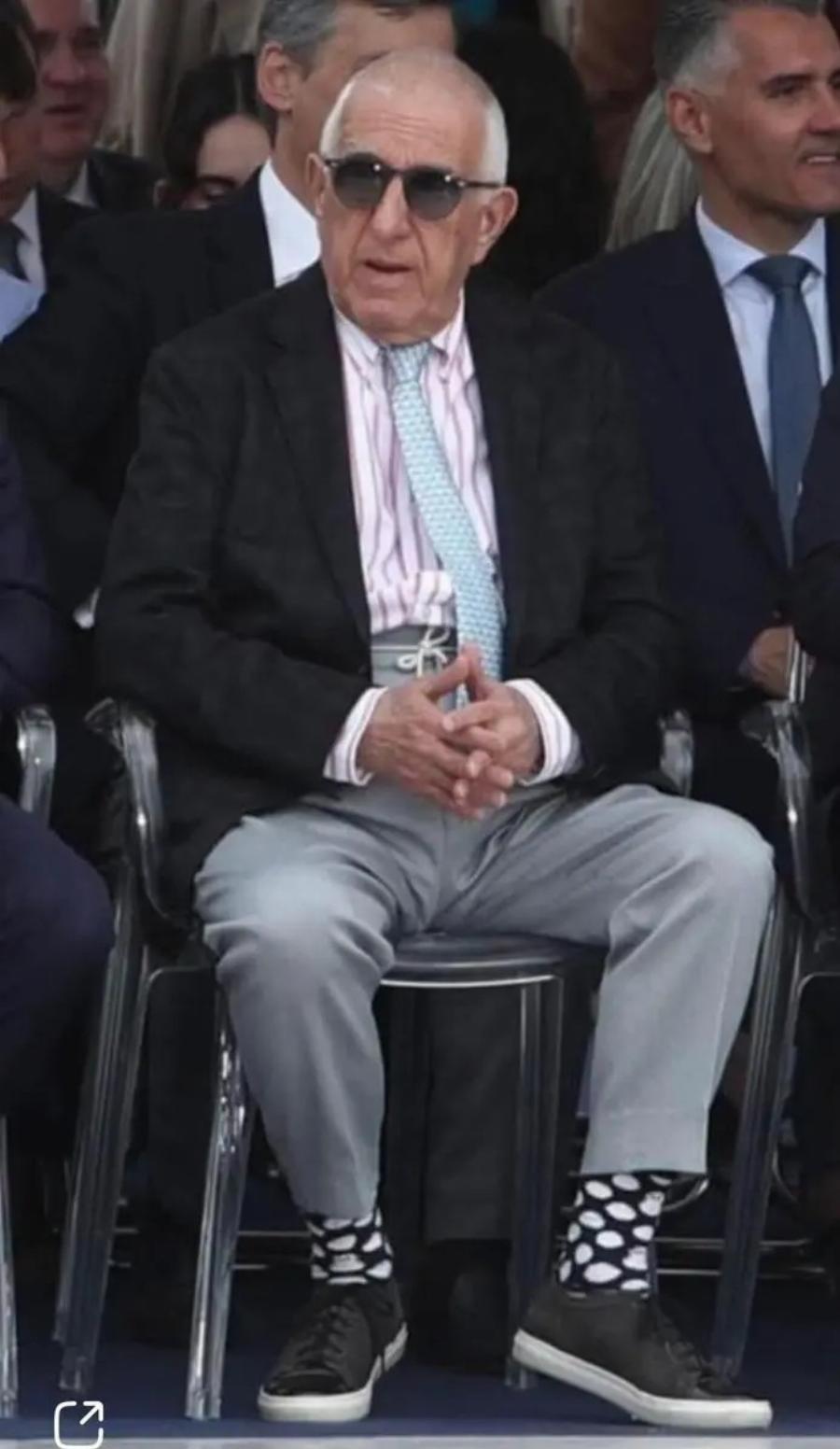 Χαμός με τις κάλτσες του Κακλαμάνη στην παρέλαση