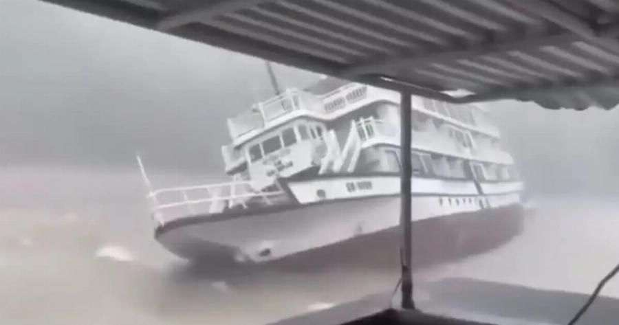 ΒΙΝΤΕΟ: Η συγκλονιστική στιγμή που βυθίζεται το τουριστικό σκάφος – Τους 38 έφτασαν οι νεκροί