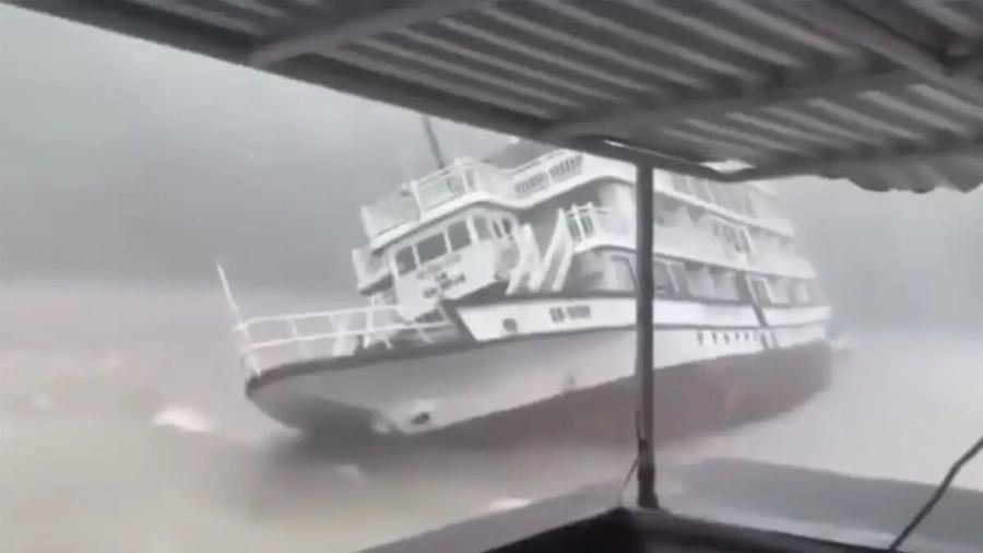 ΒΙΝΤΕΟ: Η συγκλονιστική στιγμή που βυθίζεται το τουριστικό σκάφος – Τους 38 έφτασαν οι νεκροί