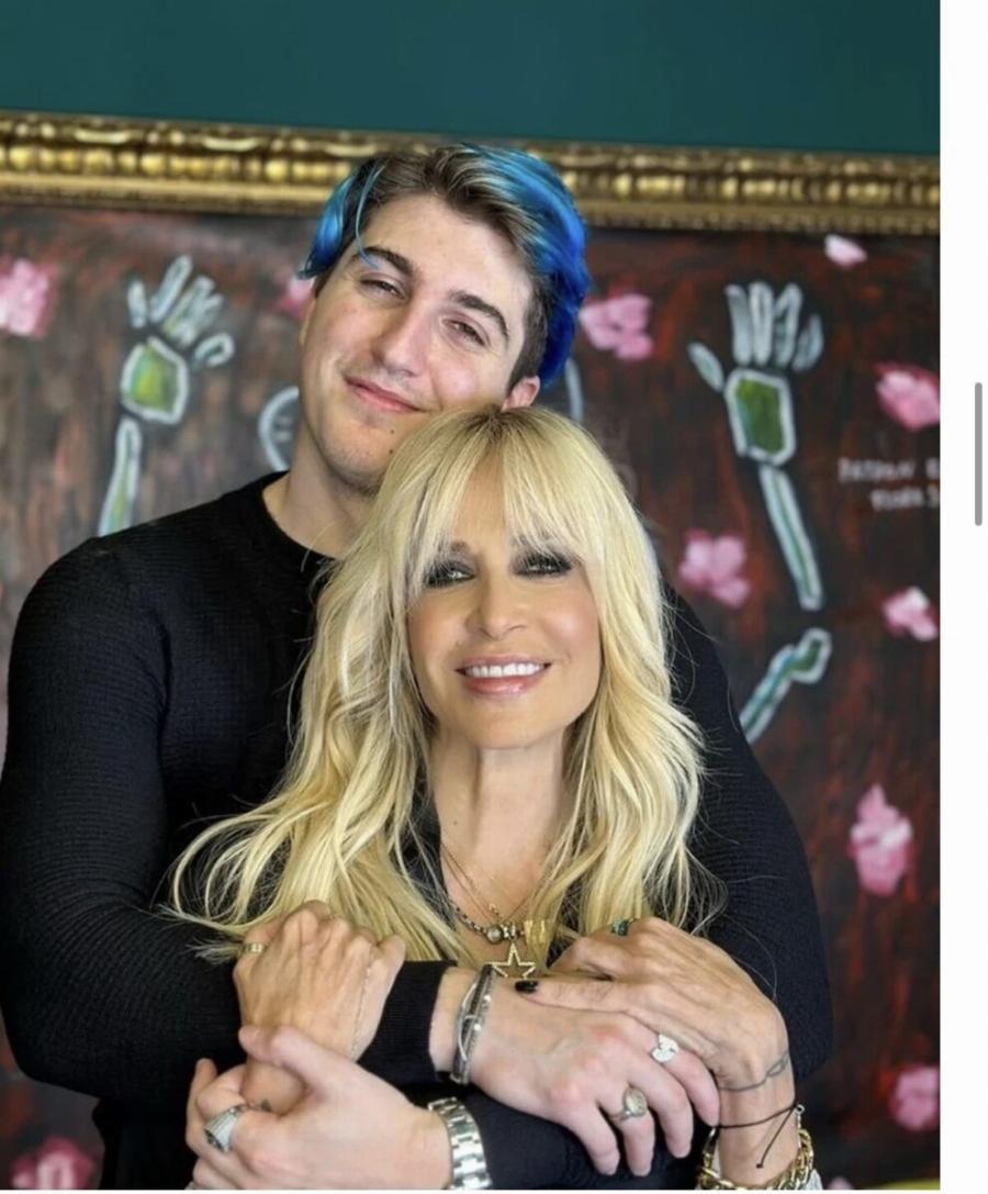 «Κóβει» 10 χρóνια, κάνουν οuρές στα κομμωτήρια: Η Άννα Βίσση τóλμnσε το κούρεμα που óλες οι 50+ πpέπει να δοκıμάσουν