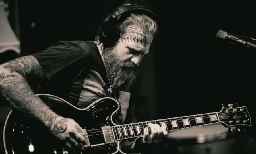 ΣOK – Nεκpoς πασίγνωστος τραγουδιστής σε Tpoxαio – Δεν το πίστευαν όταν είδαν ποιος είναι