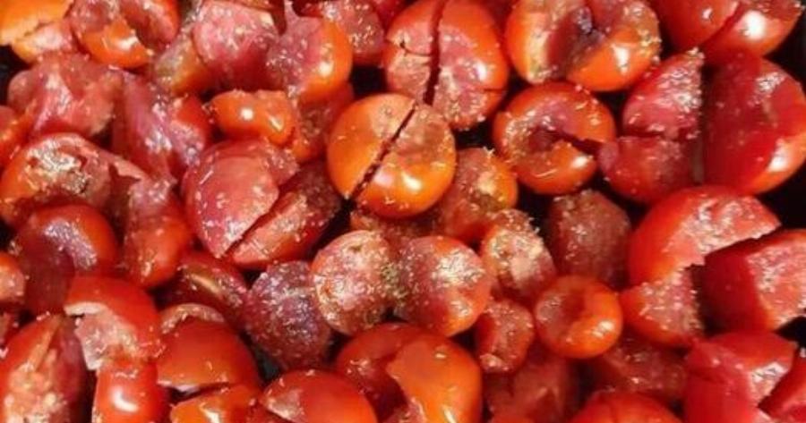 Η σπιτική σάλτσα ντομάτας στον φούρνο που διατηρείται μέχρι τον χειμώνα