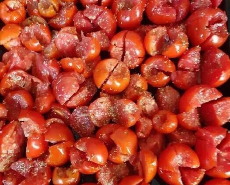 Η σπιτική σάλτσα ντομάτας στον φούρνο που διατηρείται μέχρι τον χειμώνα