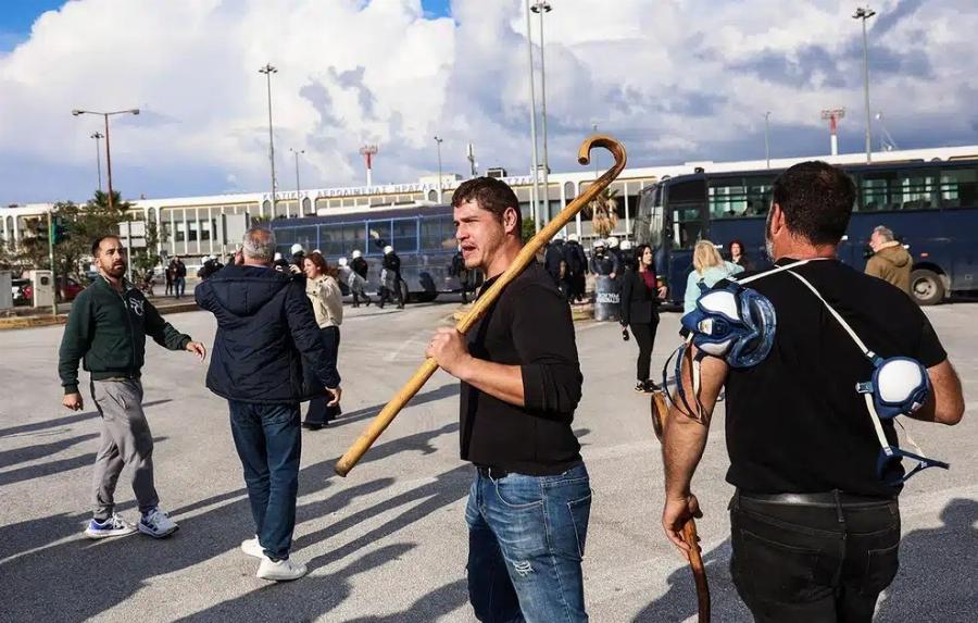 Ανεστάλη η λειτουργία του αεροδρομίου Ηρακλείου – Μπήκαν στον αεροδιάδρομο οι αγρότες