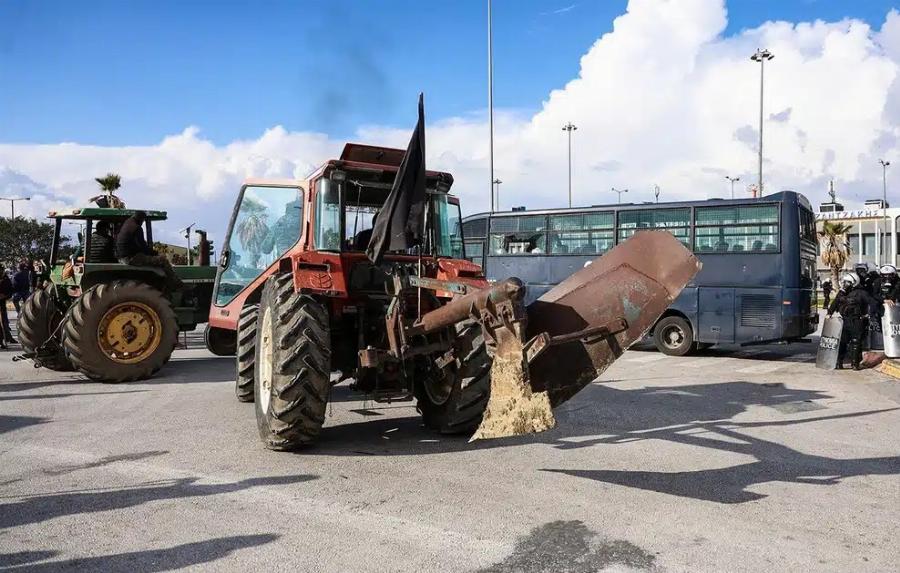 Ανεστάλη η λειτουργία του αεροδρομίου Ηρακλείου – Μπήκαν στον αεροδιάδρομο οι αγρότες