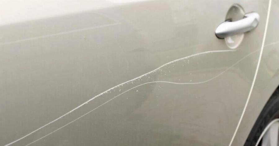 Λίγοι το γνωρίζουν: Τέλος οι Γρατζουνιές στα αυτοκίνητα – Άλλαξε ο νόμος, πέφτουν τσουχτερά πρόστιμα