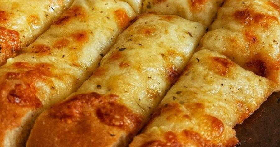 Σκορδόψωμο με μοτσαρέλα εύκολο και γρήγορο, τραγανό και ζουμερό ιδανικό για συνοδευτικό ή σνακ