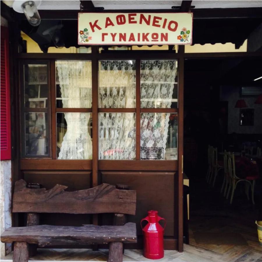 “Σπάει” τα στερεότυπα: Kαφενείο δέχεται μόνο γυναίκες και οι άντρες επιτρέπονται υπό μια προϋπόθεση