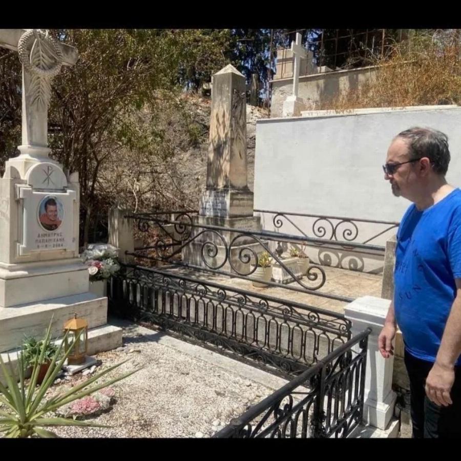 Έζησε τόσα και αγαπήθηκε όσο λίγοι: Έτσι είναι σήμερα το μνήμα του Δημήτρη Παπαμιχαήλ