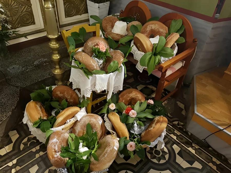 Γιατί γονατίζουμε την Κυριακή της Πεντηκοστής;