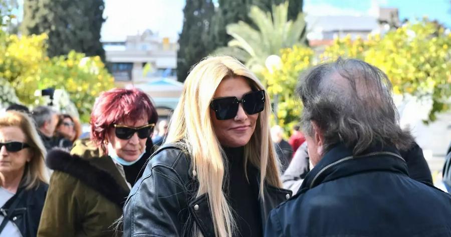 Αγγελική Ηλιάδη: Με τον 11χρονο γιο της στην κηδεία της γιαγιάς της, Καίτης Γκρέυ