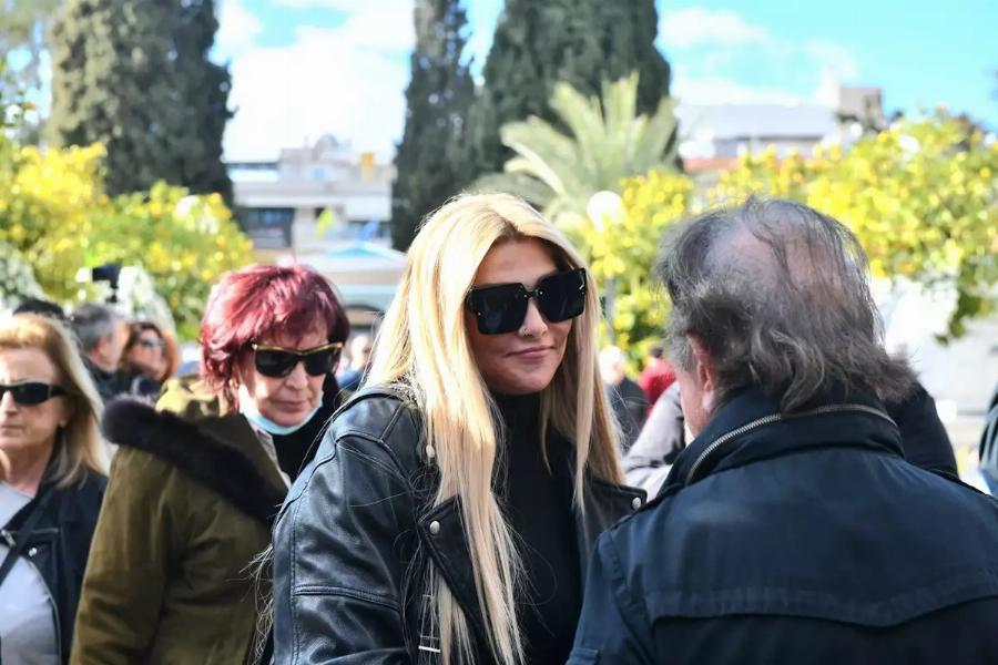 Αγγελική Ηλιάδη: Με τον 11χρονο γιο της στην κηδεία της γιαγιάς της, Καίτης Γκρέυ