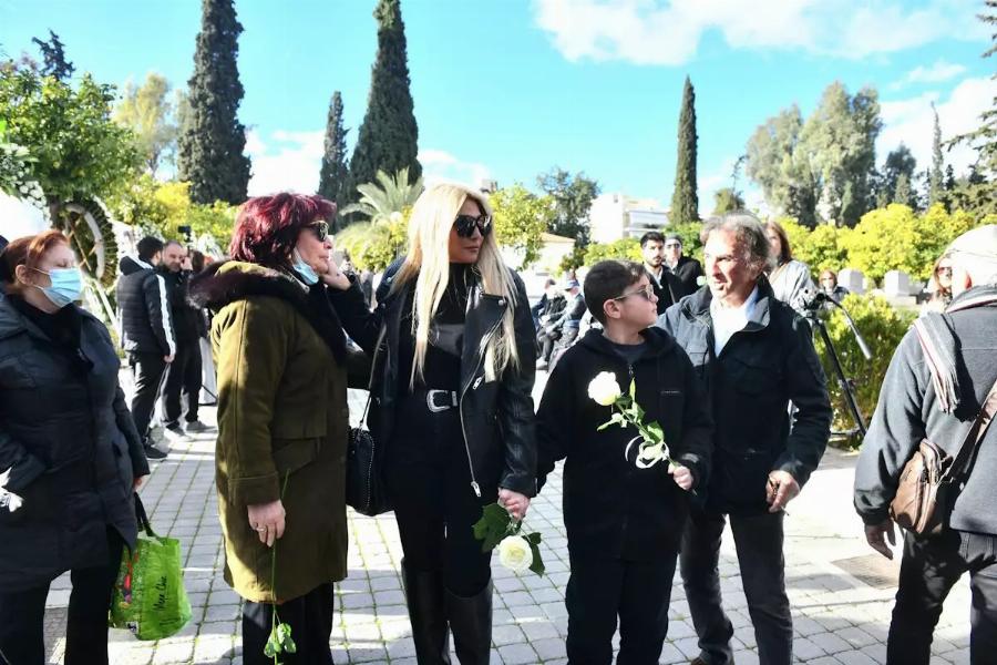 Αγγελική Ηλιάδη: Με τον 11χρονο γιο της στην κηδεία της γιαγιάς της, Καίτης Γκρέυ