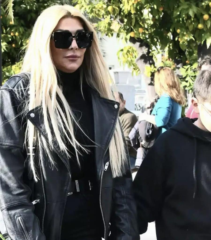 Αγγελική Ηλιάδη: Με τον 11χρονο γιο της στην κηδεία της γιαγιάς της, Καίτης Γκρέυ